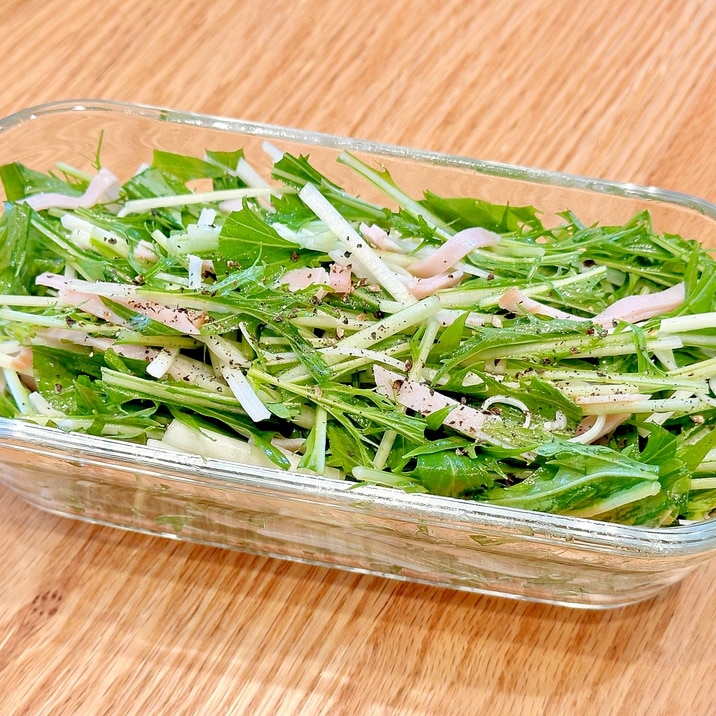 【絶品】美味しすぎる「さけるチーズ」の水菜サラダ
